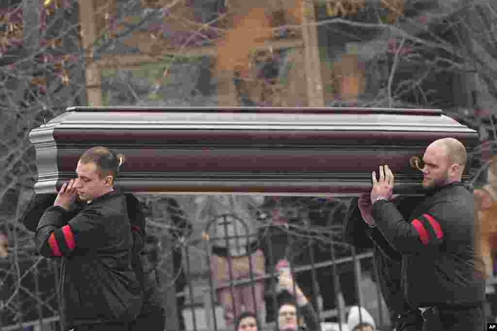 Navalny&#39;s coffin is carried to the church.