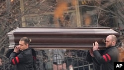 Носење на ковчегот со телото на рускиот опозициски лидер Алексеј Навални во црквата на иконата на Богородица, Москва, 1 март 2024 година.