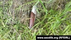 Тиллочи аёлга урилган пичоқ унинг ховлисидан топилди. (Суратни Ижтимоий тармоқларда ангренлик фойдаланувчилар эълон қилди) 