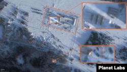 A satellite image from February 17 of a military camp in the central part of the former Krychev-6 military airfield shows six vehicles (top) that may belong to the Oreshnik missile system, as well as a possible S-300 antiaircraft missile system (bottom).