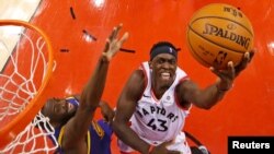 پاسکال سیاکَم، فوروارد تیم «تورنتو رَپتورز»، و دفاع دریموند گرین از تیم «گِلدن استیت وَریرز»