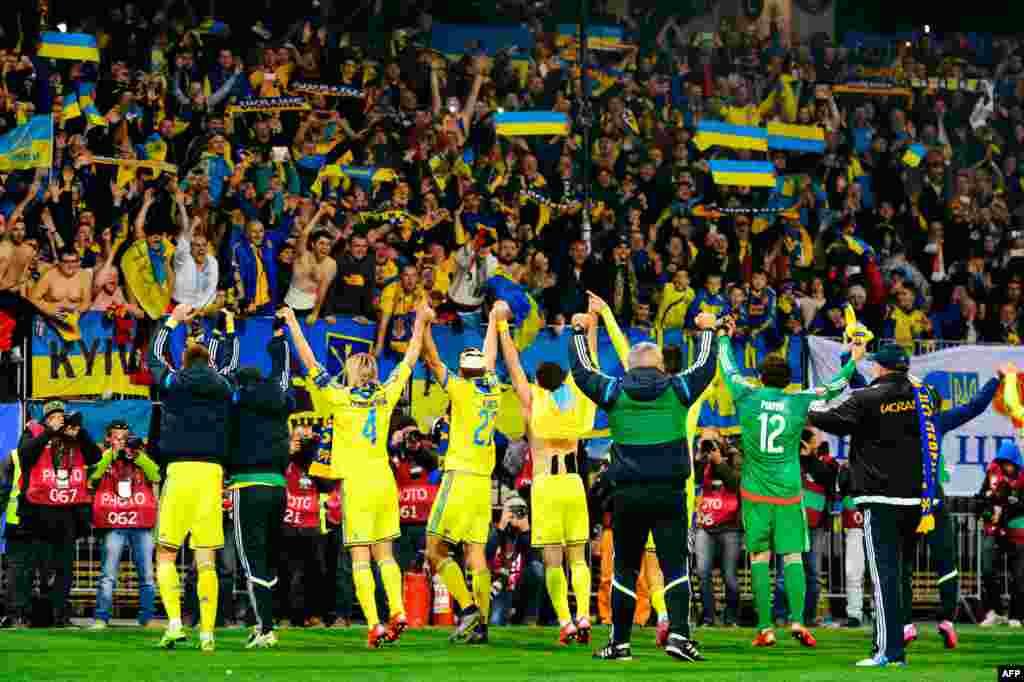 17 листопада 2015 року. Гравці Національної збірної України з футболу святкують вихід до Євро-2016, що проходитиме у Франції