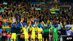 Гравці української збірної святкують вихід до фінальної частини Євро-2016. Марибор, 17 листопада 2015 року