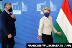 Premierul ungar Viktor Orban și președintele Executivului european, Ursula von der Leyen, la un summit UE - Bruxelles, aprilie 2021. Orban pare să fi înțeles direcția înspre care trebuie să se îndrepte, dacă nu pentru a fi pe placul Bruxelles-ului măcar pentru a nu pierde pe plan intern.
