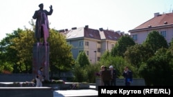 Облитий рожевою фарбою пам'ятник маршалу Радянського Союзу Івану Конєву