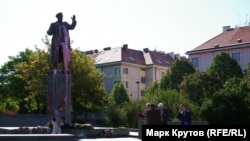 Демонтаж памятника маршалу Коневу, 3 апреля 2020