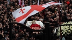 „გვიყვარხარ პატრიარქო!“ - ამ შეძახილებისა და ტაშის ფონზე გამოასვენეს ილია მეორის ცხედარი სამების საკათედრო ტაძრიდან.