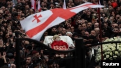 „გვიყვარხარ პატრიარქო!“ - ამ შეძახილებისა და ტაშის ფონზე გამოასვენეს ილია მეორის ცხედარი სამების საკათედრო ტაძრიდან.