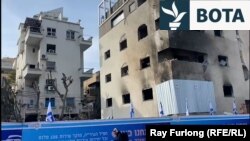 Një bllok apartamentesh i shkatërruar në Tel Aviv, Izrael, pas një goditjeje me raketë balistike më herët gjatë javës.