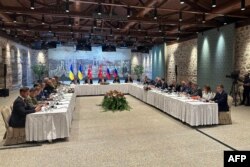 А ось фото перших за понад три роки прямих переговорів України та Росії в Стамбулі. Українська делегація ліворуч на чолі з Рустемом Умєровим, делегація Росії праворуч на чолі з Володимиром Мединським, турецькі посередники в центрі на чолі з главою МЗС Хаканом Фіданом