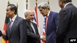 Շվեյցարիա - Իրանի արտգործնախարար Մոհամադ Զարիֆը (ձախից երկրորդը) սեղմում է ԱՄՆ-ի պետքարտուղար Ջոն Քերրիի ձեռքը ժնևյան բանակցությունների ավարտից հետո, 24 նոյեմբերի, 2013