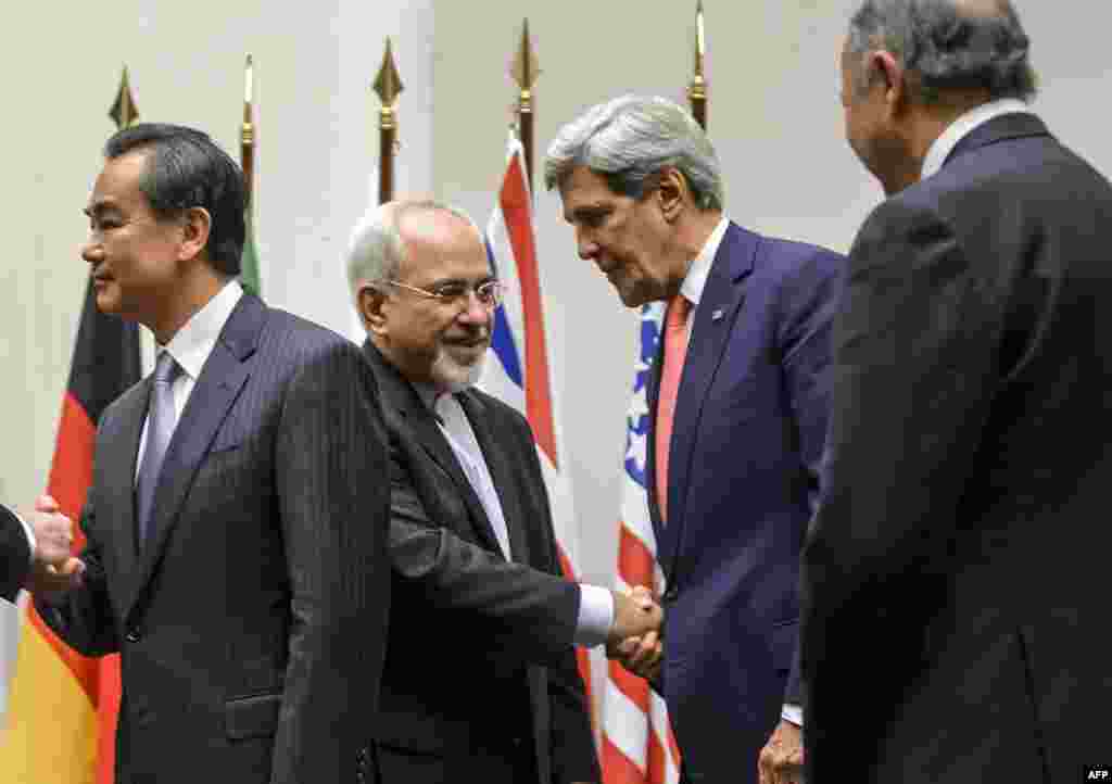 Ministrul iranian de externe Javad Zarif și secretarul de stat american John Kerry (centru), după succesul tratativelor de la Geneva legate de programul nuclear iranian, 24 noiembrie.