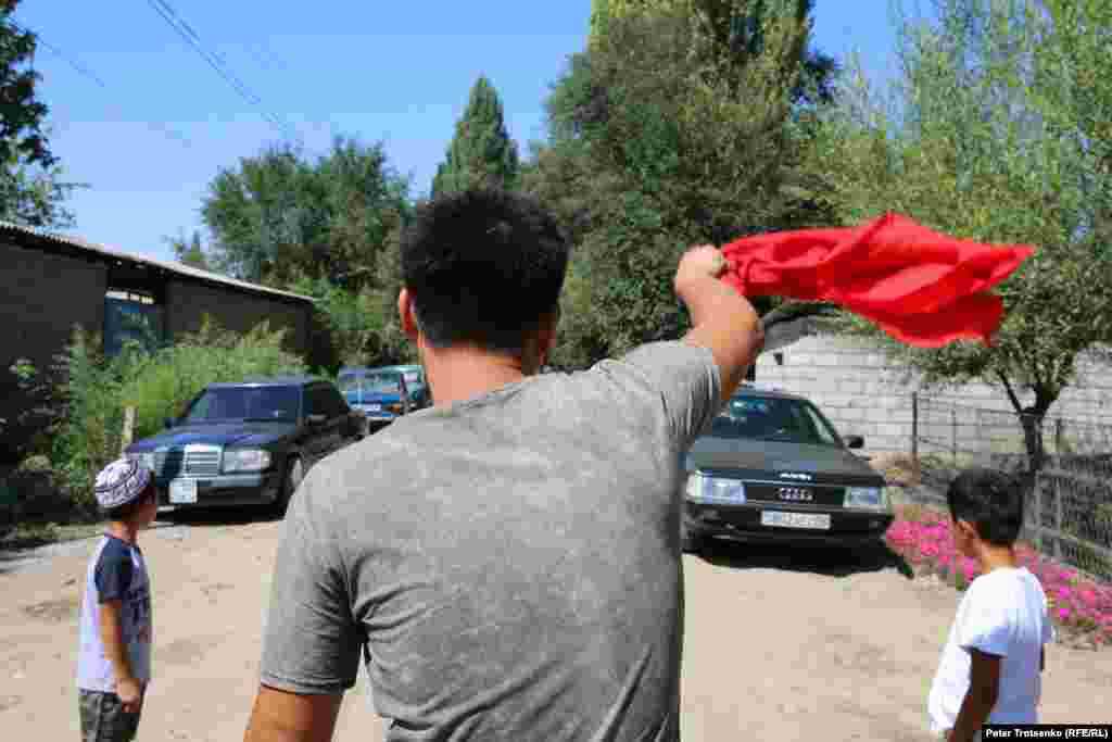 Shafur and his friends stop&nbsp;at a distance from Roza&#39;s house, waiting for a relative of the bride to wave a red shawl -- the signal that they are allowed to enter.