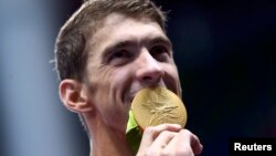 АҚШ спортшысы Майкл Фелпстің суға жүзуден Рио олимпиадасының кезекті алтын медалін алған сәті. 13 тамыз 2016 жыл.