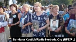 Вшанування загиблих в «Іловайському котлі» українських воїнів біля «Стіни пам’яті» у Києві, 28 серпня 2018 року 