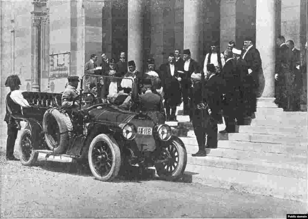 Франц Фэрдынанд не пацярпеў у выніку першага замаху 28 чэрвеня 1914 г., калі забойца кінуў гранату ў яго машыну. Іншыя былі параненыя і эрцгерцаг настойваў на наведваньні іх у шпіталі. Яго аўтамабіль спыніўся на шляху. 