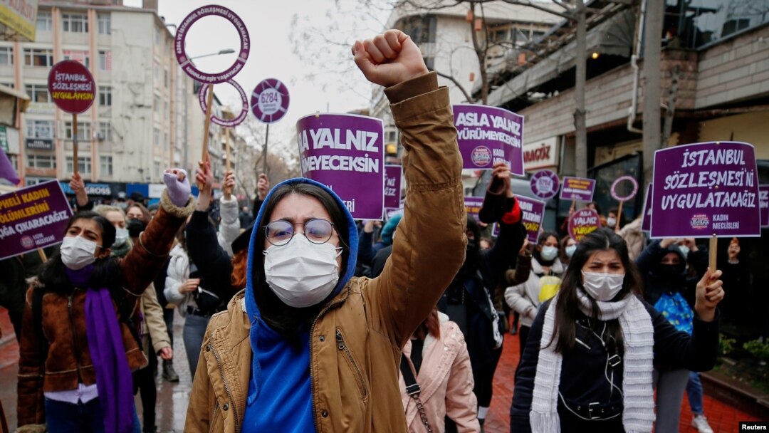 Protest protiv povlačenja Turske iz Istanbulske konvencije, međunarodnog sporazuma namijenjenog zaštiti žena, u Istanbulu 20. marta 2021. 