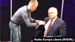Igor Dodon în studioul Europei Libere de la Chișină (courtesy Vasile Botnaru).