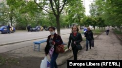 Oameni cu măști pe străzile din Tiraspol. 