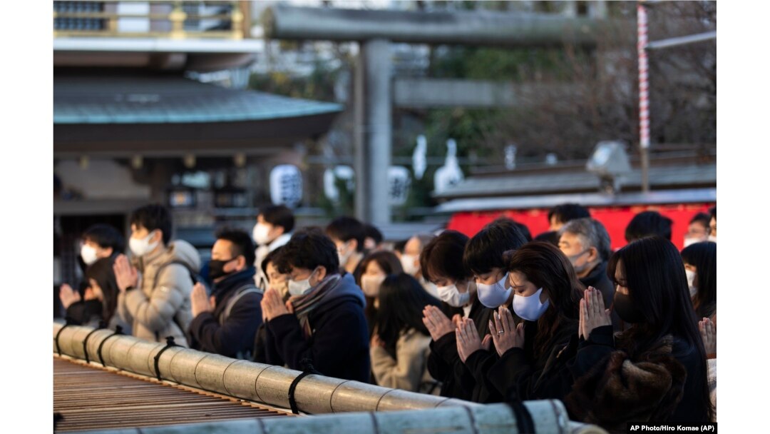 Imádkozók január 1-én egy tokiói szentélynél