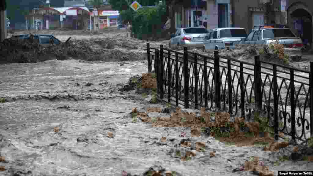 Suv astında qalğan merkeziy soqaq