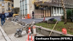 Ремонтът на тротоара около централата на ДПС - Ново начало на столичната ул. "Врабча" 23.