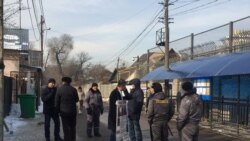 Вышедшие из китайского консульства в Алматы охранники запретили снимать здание журналистам Азаттыка. 22 января, 2020 год.