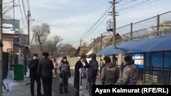 Вышедшие из китайского консульства в Алматы охранники запретили снимать здание журналистам Азаттыка. 22 января, 2020 год.