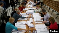 Избирательная комиссия в Корке, подсчитывает голоса, поданные на парламентских выборах 8 февраля 2020