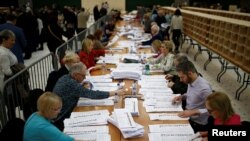Numărarea voturilor la alegerile naționale din Irlanda, într-o secție din Cork 