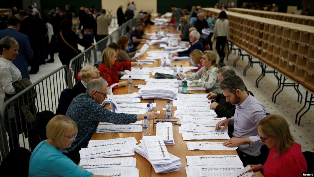 Numărarea voturilor la alegerile naționale din Irlanda, într-o secție din Cork 