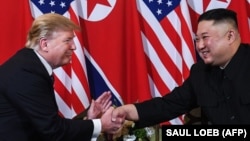 Președintele Donald Trump cu liderul nord-koreean Kim Jong Un după întîlnirea de la Hanoi