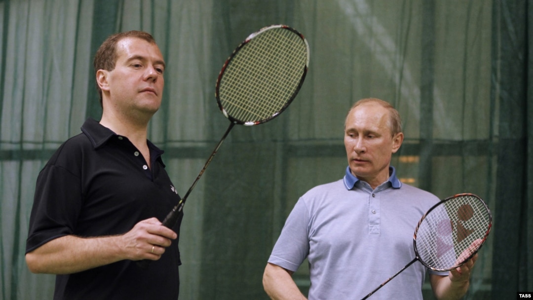 Медведев и Путин с бадминтонными ракетками