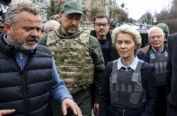 Ursula von der Leyen, az Európai Bizottság elnöke Bucsában 2022. április 8-án