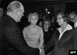 Bonner îl salută pe regele Norvegiei Olaf al V-lea la ceremonia de decernare a Premiului Nobel, pe care îl ridică în numele soțului său. Oslo, anul 1975. Supranumindu-l pe Saharov „conștiință a omenirii”, Comitetul Nobel a spus că savantul „a luptat eficient și fără compromisuri nu doar împotriva oricărei forme de abuz de putere, dar totodată a apărat cu același avânt idealul statului bazat pe principiul justiției pentru toți”.