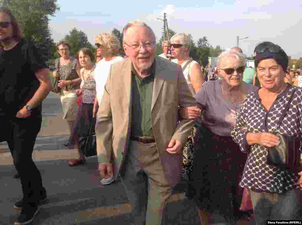 Витаутас Ландсбергис с женой прошли весь путь пешком, как и другие пожилые участники шествия