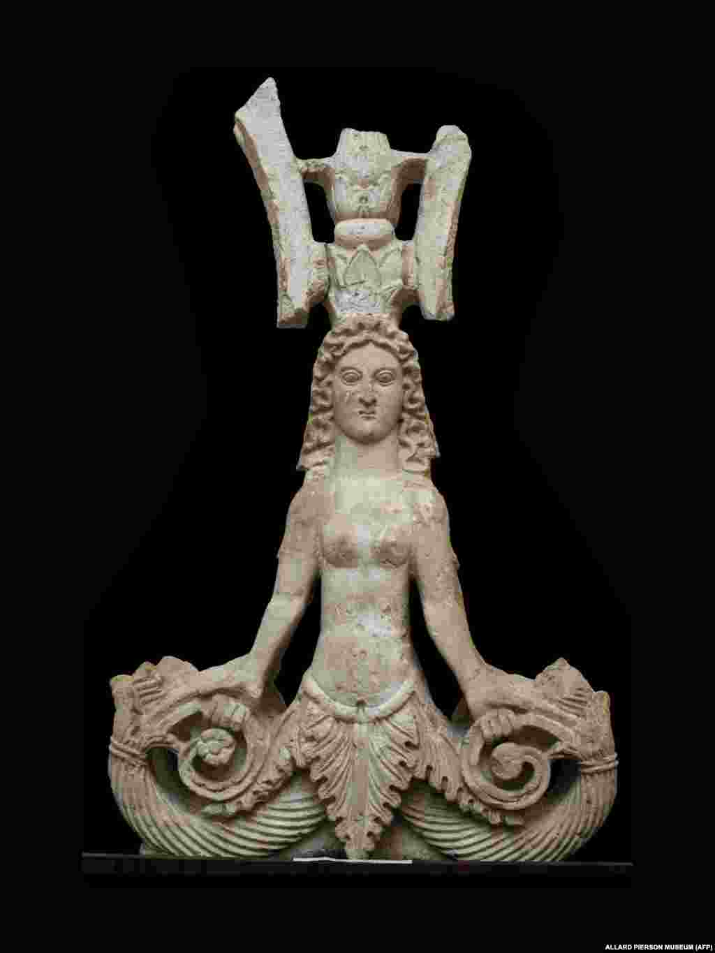 Фігура морського чудовиська з двома хвостами I&ndash;II ст. н.е. Її знайшли на розкопках грецької колонії Пантікапей на східному березі Криму