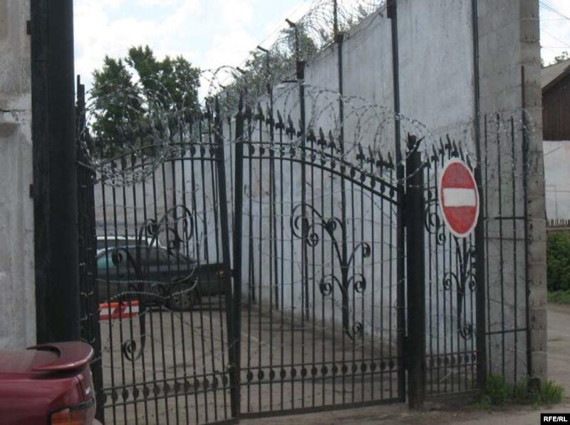 За этими воротами - следственный изолятор КНБ. Астана, 4 июня 2009 года