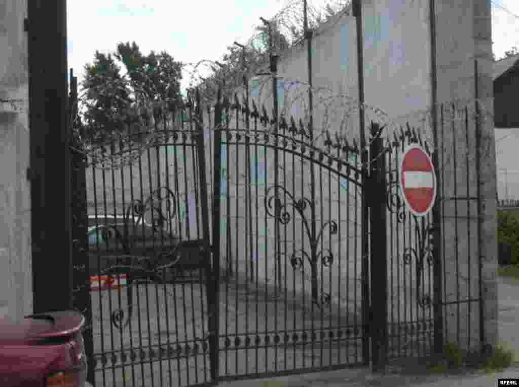 Kazakhstan – Prison. Gates to the Kazakh KNB Detention center. Astana, 04Jun2009 - За этими воротами - следственный изолятор КНБ. Астана, 4 июня 2009 года. 