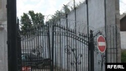 За этими воротами - следственный изолятор КНБ в Астане. 