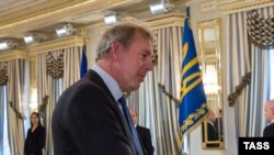 Ambasadorul Marii Britanii la Wahington, Sir Kim Darroch spune, în una dintre depeșele sale trimise Londrei, că preşedinţia lui Trump este susceptibilă „să se prăbuşească în flăcări” şi „să se încheie în dizgraţie”.