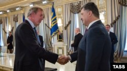 Kim Darroch (solda) və Ukraynanın ovaxtkı Prezidenti Petro Poroshenko, 2014-cü il