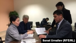 Один из инициаторов создания Демократической партии Казахстана Инга Иманбай (слева на переднем плане) и представитель Минюста Талгат Абубакиров (справа). Нур-Султан, 26 декабря 2019 года.