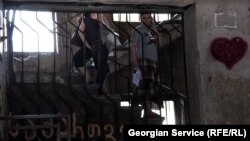 В течение трех месяцев фирма-подрядчик спешно отремонтировала заброшенную больницу на окраине города, новые квартиры начали раздавать беженцам. Однако радость новоселов, которые 20 лет ожидали жилья, оказалась преждевременной