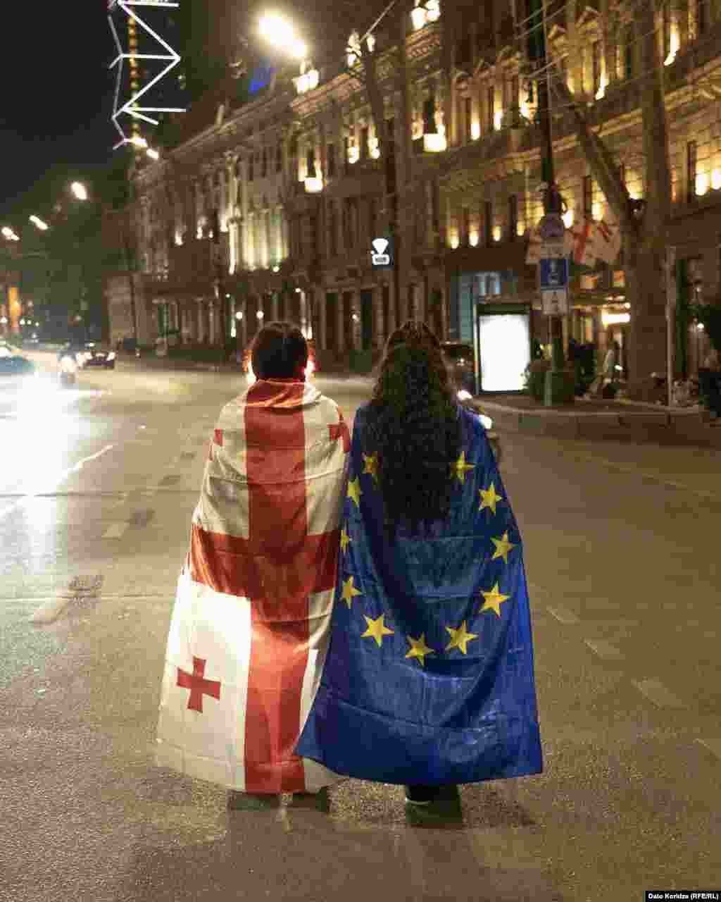 თბილისი - აქციის ორი მონაწილე რუსთაველის გამზირზე ელოდება მარშს, რომელიც რუსთაველისკენ მიდის. ფოტო: დათო ქორიძე