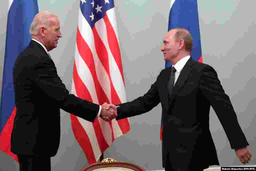 РУСИЈА - Рускиот претседател Владимир Путин денеска му честиташе на Џо Бајден за победата во Изборниот колеџ, со кој формално беше избран за нов претседател на САД. Како што соопшти Кремљ, Путин во пораката до Бајден напишал: Од моја страна, подготвен сум за соработка и контакти со вас.