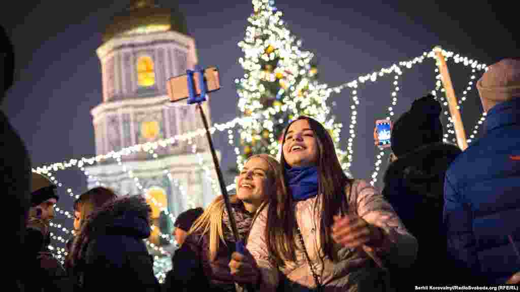 Після того, як ялинка засвітилася, було складно відшукати людей, які не робили селфі та звичайні фото на тлі ялинки