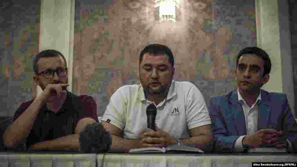 Слева направо: крымскотатарский активист Нариман Джелял и адвокаты Эдем Семедляев и Джемиль Темишев