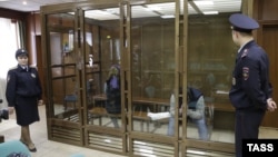  Обвиняемые Халимат и Магомед Расуловы перед началом заседания по делу в Мосгорсуде