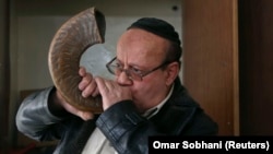 Zabulon Simantov, who was the last member of Afghanistan's once-thriving Jewish community, blows the traditional shofar, or ram's horn, at a synagogue in Kabul.